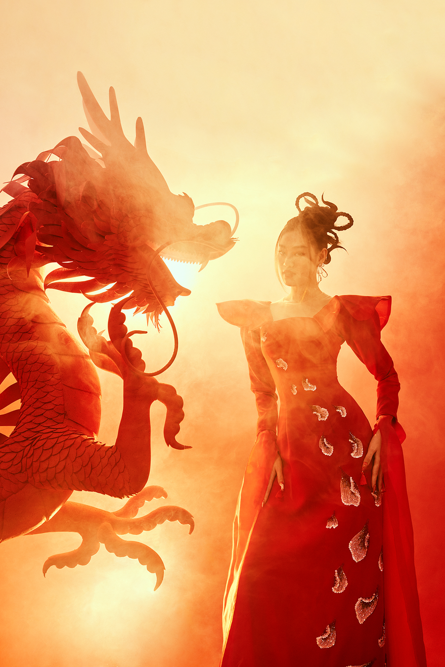 Thực hiện bộ ảnh này, Hoa hậu Khánh Vân mong muốn những điều tốt đẹp, bình an và có một năm sung túc, mưa thuận gió hoà đến với tất cả mọi người. Ảnh: Nguyễn Long.