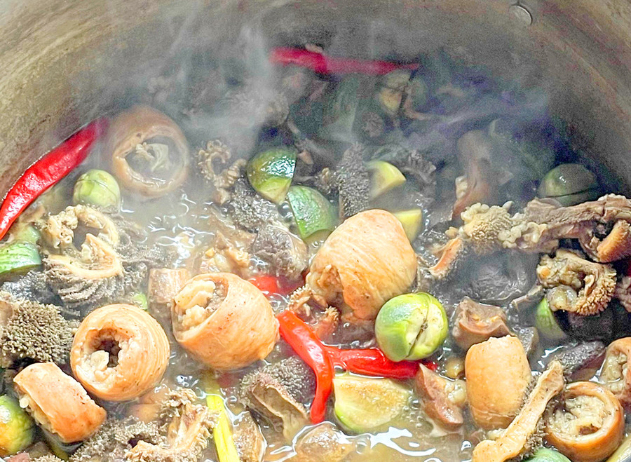 Món lòng bò đắng qua ống kính của anh Stephen Parcalidis.