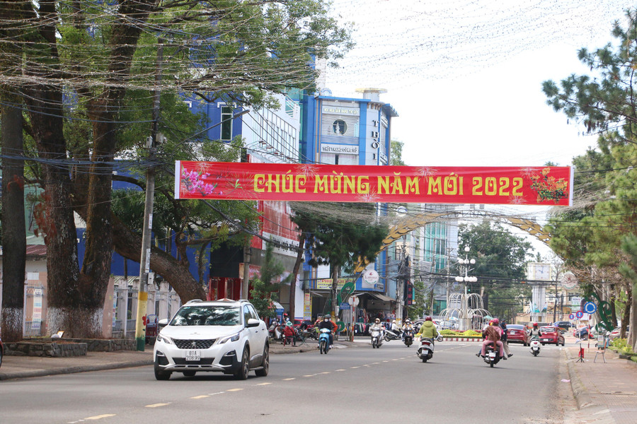 Người dân Pleiku đón năm mới an lành, hạnh phúc. Ảnh: Quang Tấn 