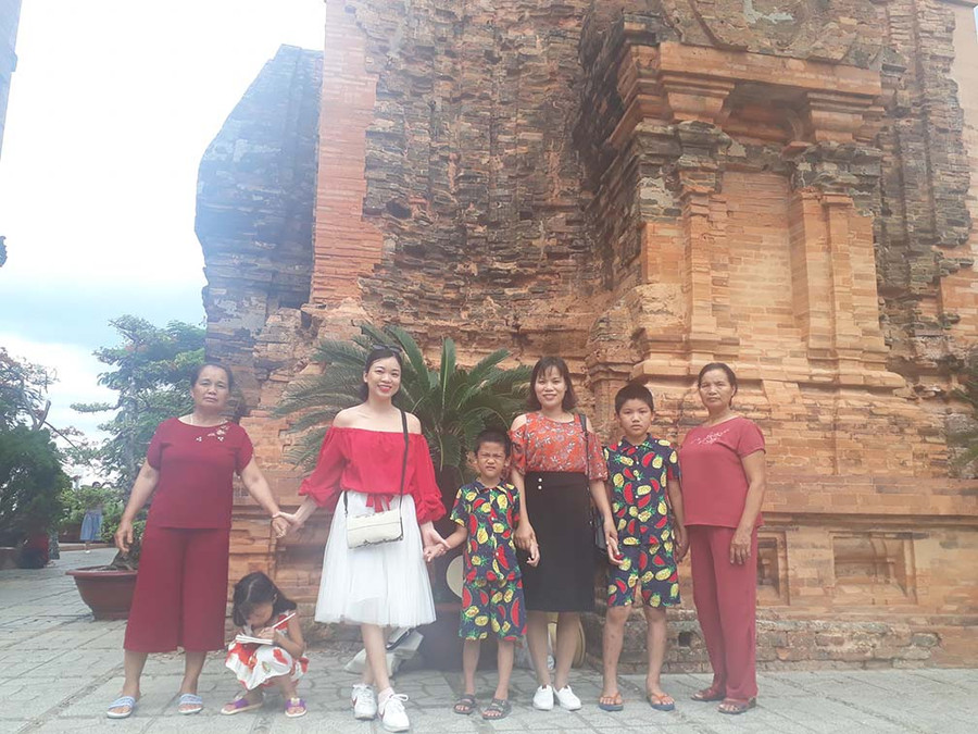 Những du khách thích thú chụp ảnh lưu niệm tại Tháp Bà Ponagar.  Những du khách thích thú chụp ảnh lưu niệm tại Tháp Bà Ponagar. Ảnh: