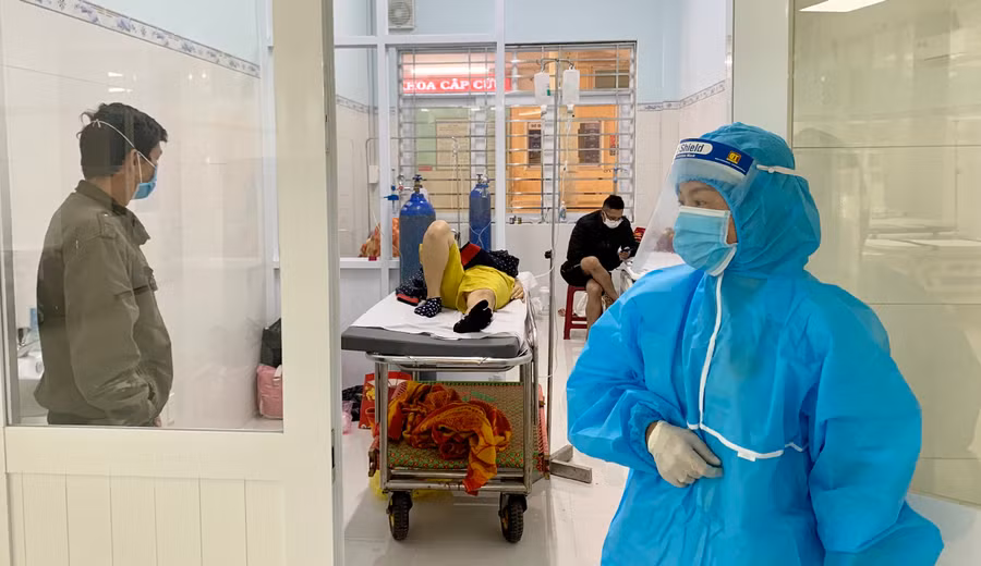 Các bác sĩ, nhân viên y tế sẵn sàng ứng trực cấp cứu 24/24 giờ và đảm bảo công tác phòng-chống dịch dịp Tết. Ảnh: Như Nguyện 