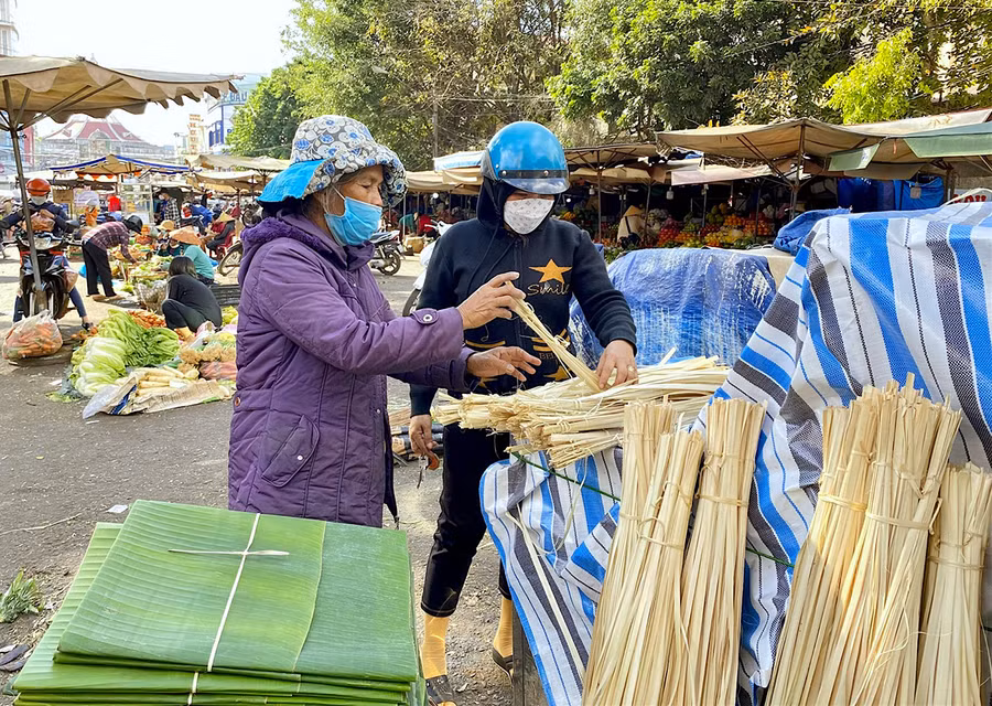 Như một thói quen, năm nào, bà Y Nun (bìa trái; phường Lê Lợi, TP. Kon Tum) cũng xuống TP. Pleiku để bán lá chuối và dây lạt. Ảnh: Mộc Trà