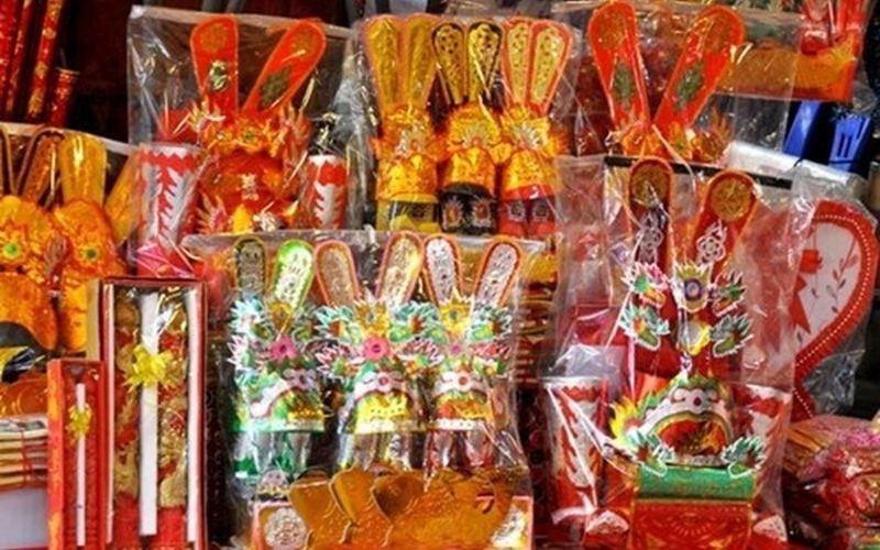 Chuẩn bị ba bộ mũ áo, hia hài cúng ông Công ông Táo cùng vàng nén. Ảnh: TL Chuẩn bị ba bộ mũ áo, hia hài cúng ông Công ông Táo cùng vàng nén. Ảnh: TL