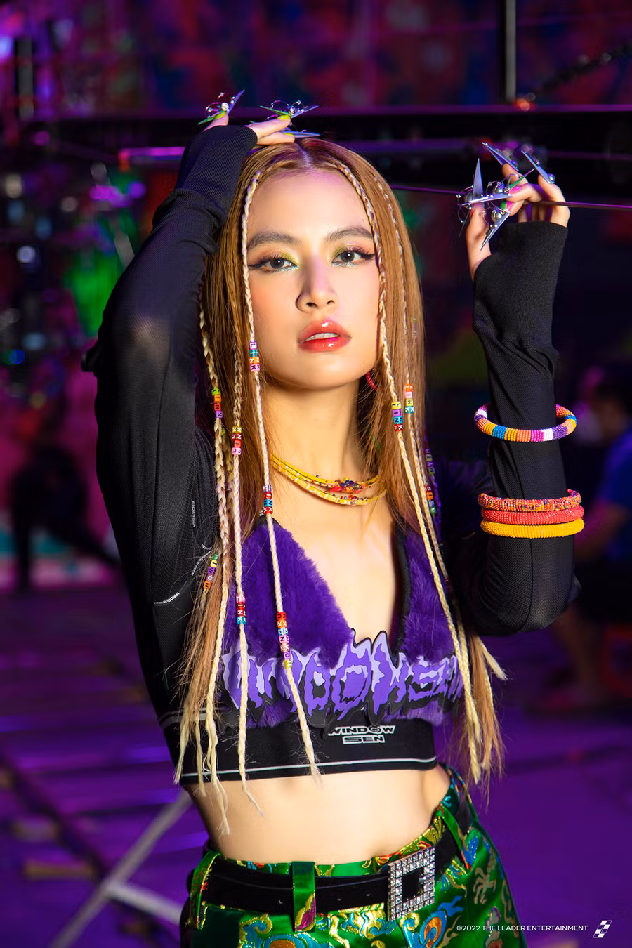 "Tôi nghĩ trong cuộc sống dù có nỗi buồn gì khi đối mặt quyết tâm giải quyết sẽ có lối ra với giải pháp tốt nhất", Hoàng Thùy Linh chia sẻ. Ảnh: NVCC