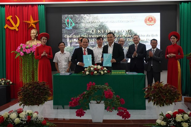 Ban quản lý Vườn Quốc gia Côn Đảo tổ chức ký kết Hợp đồng cho thuê môi trường rừng kết hợp phát triển du lịch sinh thái, nghỉ dưỡng, giải trí với Công ty Cổ phần Du lịch Nghỉ dưỡng Côn Đảo - Chủ đầu tư Dự án du lịch sinh thái, nghỉ dưỡng, giải trí Hiểu về Trái tim-Côn Đảo. Ảnh: TTXVN/phát