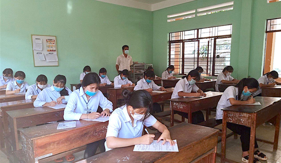 Học sinh khối 12 ở TP. Pleiku sẽ làm bài kiểm tra học kỳ I trực tiếp theo kế hoạch của Sở GD-ĐT; mỗi phòng bố trí không quá 24 em. Ảnh: Mộc Trà Học sinh khối 12 ở TP. Pleiku sẽ tham gia kiểm tra học kỳ I trực tiếp theo kế hoạch của Sở GD-ĐT; mỗi phòng bố trí không quá 24 học sinh. Ảnh: Mộc Trà