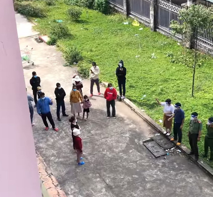 Lực lượng chức năng vận động, giải thích cho người dân tại Bệnh viện dã chiến số 1. Nguồn: mạng xã hội