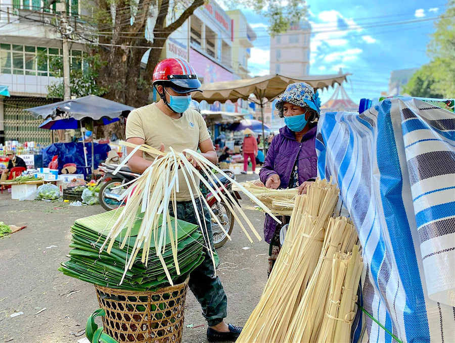 Anh Hoàng Anh Tuấn (tổ 1, phường Hội Thương, TP. Pleiku) chọn nguyên liệu để gia đình gói bánh chưng, duy trì nét đẹp truyền thống của Tết Việt. Ảnh: Mộc Trà