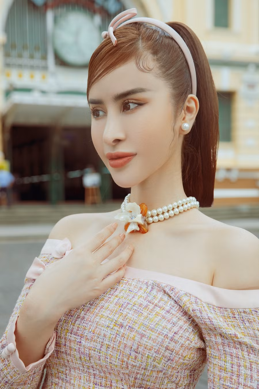 Phan Ngọc Hân chọn thiết kế áo dài của Ngô Nhật Huy cho bộ ảnh lần này. Người đẹp khoe nhan sắc rạng rỡ, cuốn hút tại những địa danh nổi tiếng như Bưu điện thành phố, Nhà thờ Đức Bà… Ảnh: NVCC