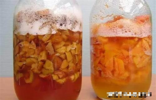 Ngâm vỏ cam trong nước, sau đó lấy dung dịch này để tưới cây cảnh Ngâm vỏ cam trong nước, sau đó lấy dung dịch này để tưới cây cảnh