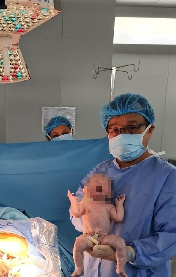 TS.BS Nguyễn Hữu Trung đỡ đẻ thành công cho một sản phụ. Ảnh: BSCC TS.BS Nguyễn Hữu Trung đỡ đẻ thành công cho một sản phụ. Ảnh: BSCC