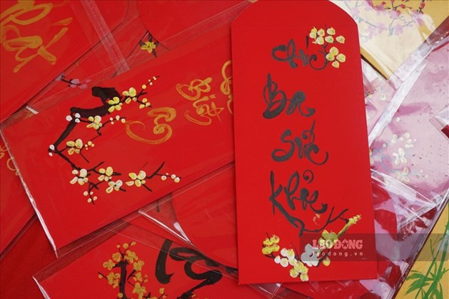  Tặng lì xì Tết là một phong tục truyền thống trong dịp Tết Nguyên đán. Ảnh: Thanh Ngọc