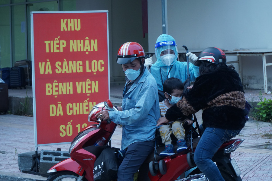 Tình nguyện viên hỗ trợ đưa bệnh nhân xuất viện hôm 22.1 (20 tháng chạp)