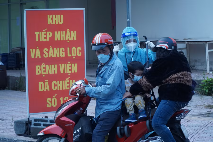 Tình nguyện viên hỗ trợ đưa bệnh nhân xuất viện hôm 22.1 (20 tháng chạp)