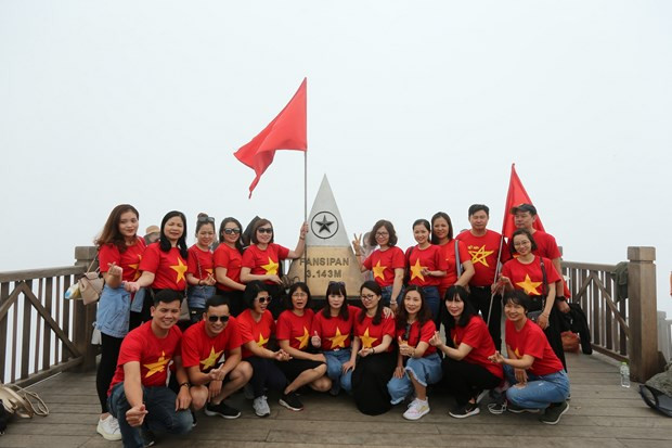 Du khách chinh phục đỉnh Fansipan. Ảnh: CTV/Vietnam+ Du khách chinh phục đỉnh Fansipan. Ảnh: CTV/Vietnam+