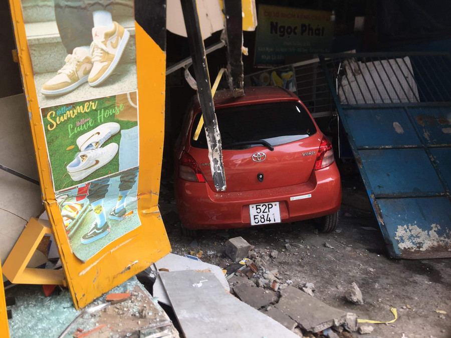 Sau tai nạn, ô tô lao vào nhà dân bên đường. Ảnh: T.K Sau tai nạn, ô tô lao vào nhà dân bên đường. Ảnh: T.K