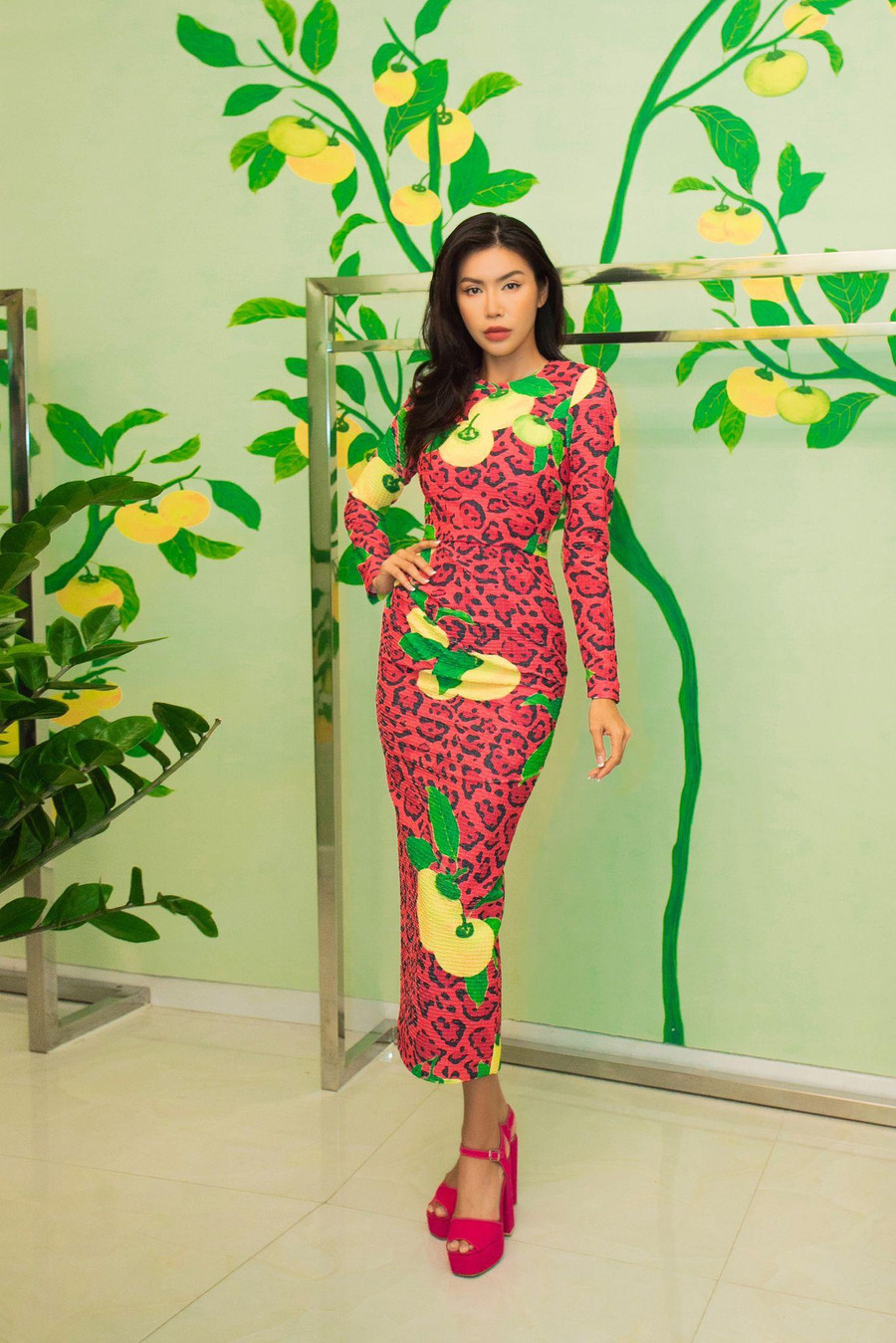 Sở hữu body nóng bỏng, Minh Tú được hai nhà thiết kế gửi gắm bộ trang phục màu đỏ rực rỡ, tôn lên lợi thế hình thể. Trong năm 2021, chân dài 