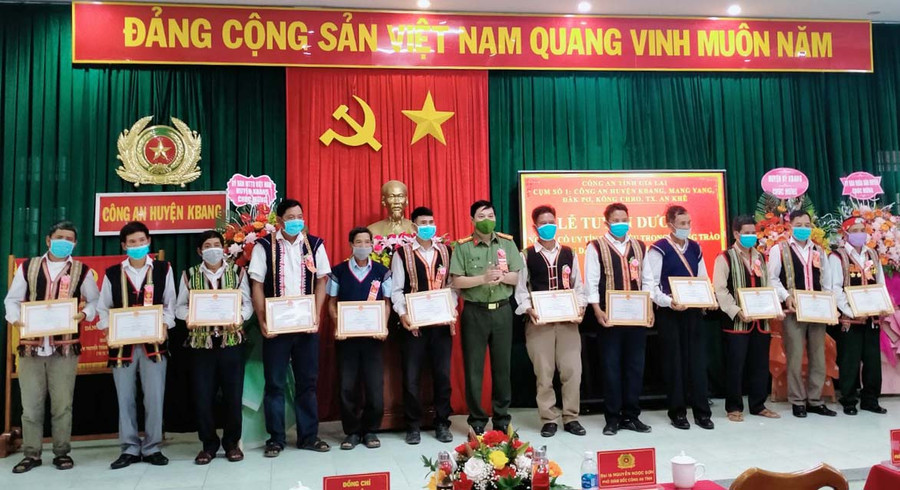 Lãnh đạo Công an tỉnh tặng giấy khen cho người có uy tín tiêu biểu các địa phương. Ảnh: Hồng Hạnh Lãnh đạo Công an tỉnh tặng Giấy khen cho người có uy tín tiêu biểu các địa phương. Ảnh: Hồng Hạnh
