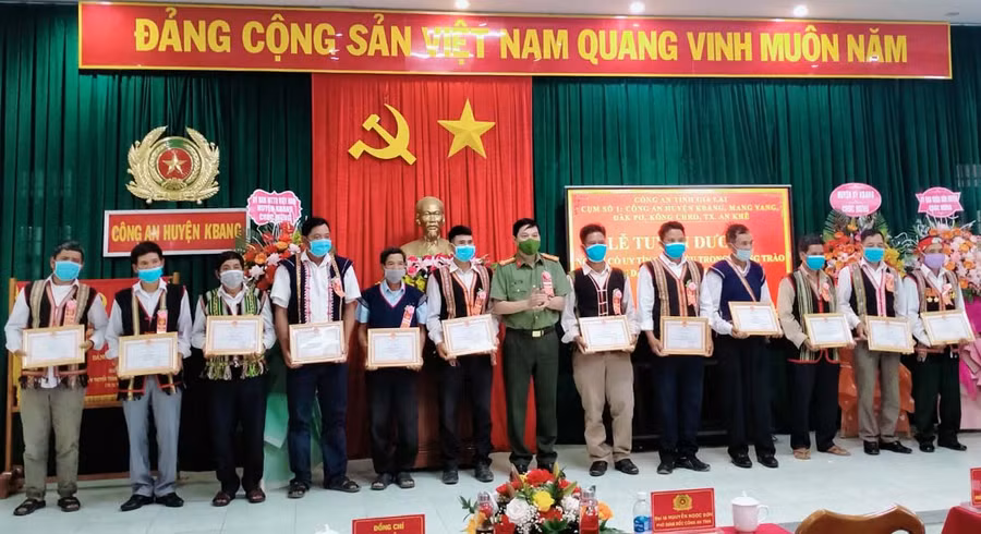 Lãnh đạo Công an tỉnh tặng Giấy khen cho người có uy tín tiêu biểu các địa phương. Ảnh: Hồng Hạnh