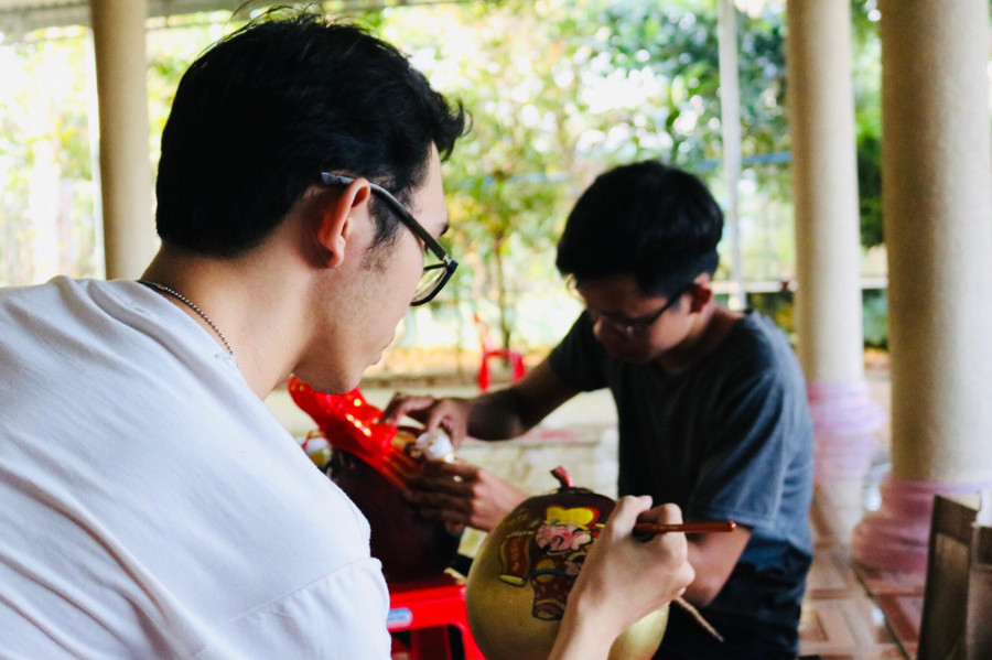 Mỗi ngày, nhóm bạn trẻ trang trí hoàn chỉnh 10 cặp dừa 3D. Ảnh: Thanh Duy