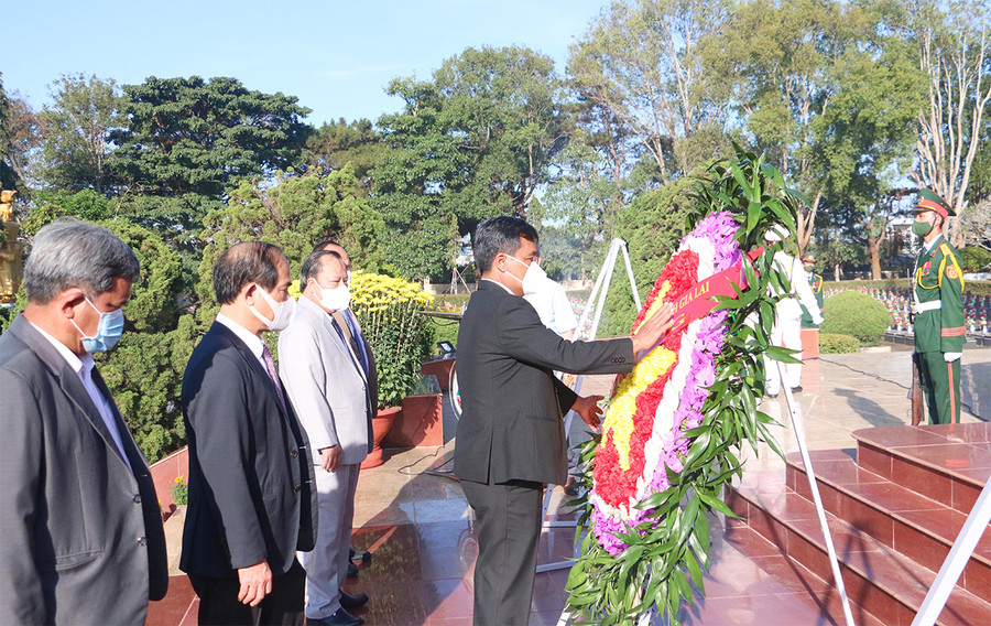 Bí thư Tỉnh ủy Hồ Văn Niên kính cẩn dâng hoa trước tượng đài Tổ quốc ghi công tại Nghĩa trang Liệt sĩ tỉnh. Ảnh: Quang Tấn