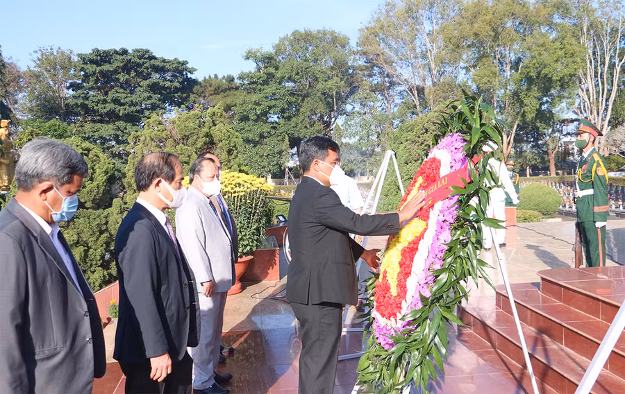 Bí thư Tỉnh ủy Hồ Văn Niên kính cẩn dâng hoa trước tượng đài Tổ quốc ghi công tại Nghĩa trang Liệt sĩ tỉnh. Ảnh: Quang Tấn