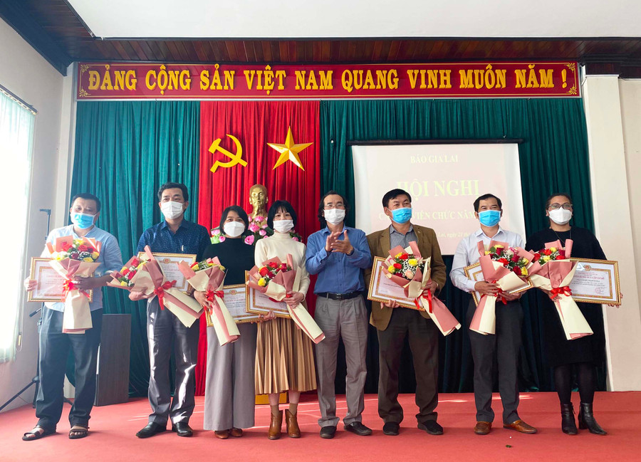 Phó Tổng Biên tập Báo Gia Lai Khuất Đình Viện (thứ 5 từ trái sang) trao danh hiệu "Chiến sĩ thi đua cấp cơ sở" cho các cá nhân xuất sắc. Ảnh: Mộc Trà Ảnh: Phương Vi