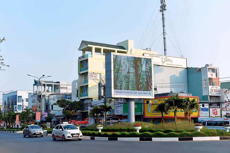 Ngã ba Hoa Lư (TP. Pleiku). Ảnh: Đức Thụy Ngã ba Hoa Lư, TP. Pleiku. Ảnh: Đức Thụy