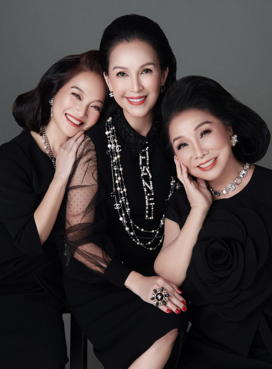 Bộ cánh các nghệ sĩ càng thêm nổi bật nhờ loạt phụ kiện ngọc trai, ánh bạc bắt mắt hay loạt hoa tai, vòng cổ, nhẫn đến từ nhà mốt Chanel. Ảnh: Milor Trần