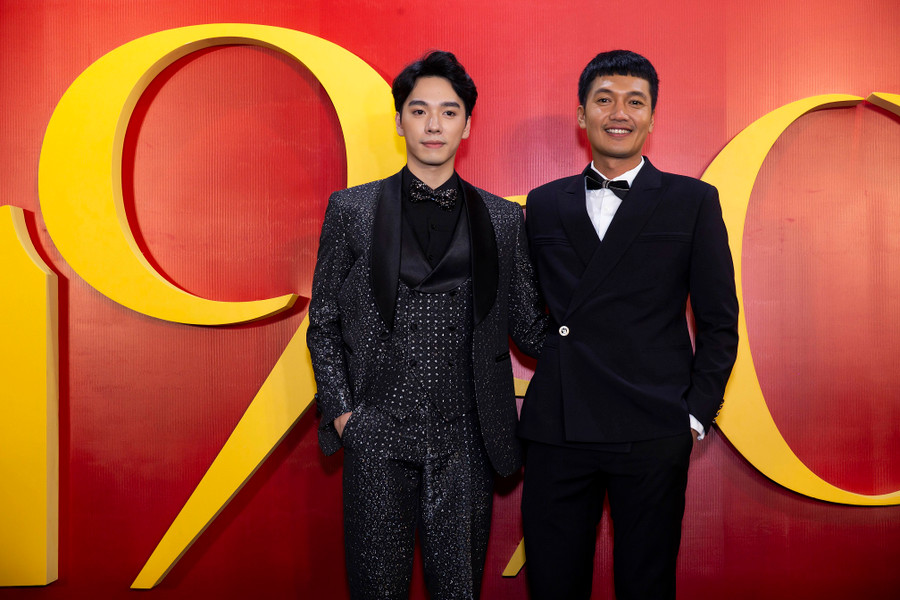 Hot boy Hải Nam cùng Quang Tuấn đều chọn vest đen lịch lãm cho sự kiện. Trong 1990, Hải Nam sánh đôi cùng Ninh Dương Lan Ngọc trong khi Quang Tuấn vào vai ông xã nhân vật do Nhã Phương đảm nhận