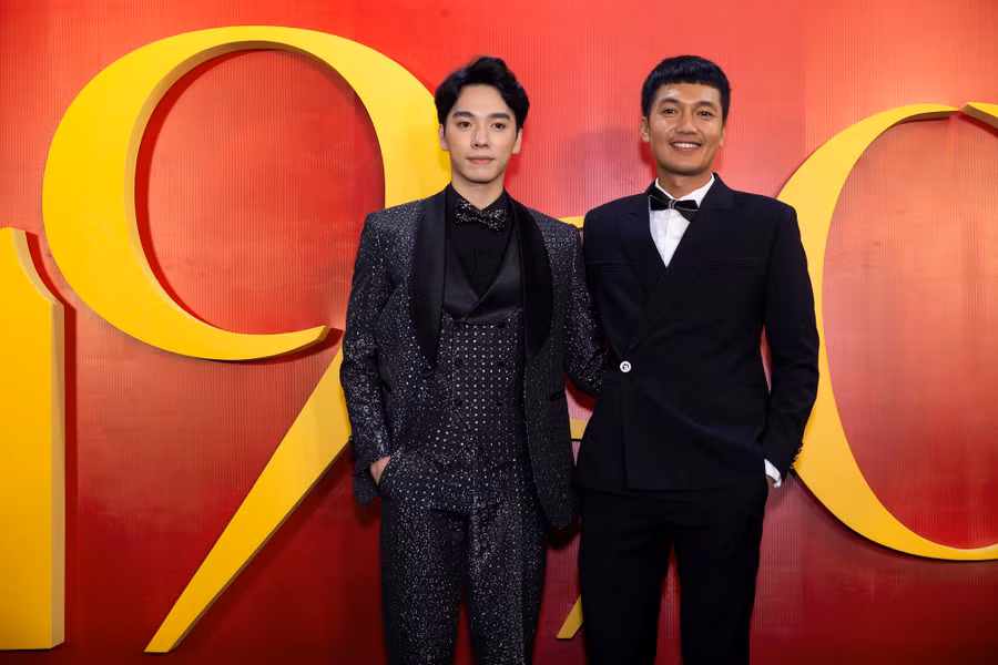 Hot boy Hải Nam cùng Quang Tuấn đều chọn vest đen lịch lãm cho sự kiện. Trong 1990, Hải Nam sánh đôi cùng Ninh Dương Lan Ngọc trong khi Quang Tuấn vào vai ông xã nhân vật do Nhã Phương đảm nhận