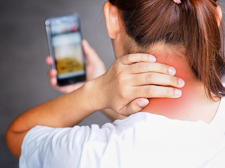 Đau cứng cổ không chỉ do sai tư thế, mà còn có thể do nhiều nguyên nhân khác nguy hiểm hơn. Ảnh: Shutterstock