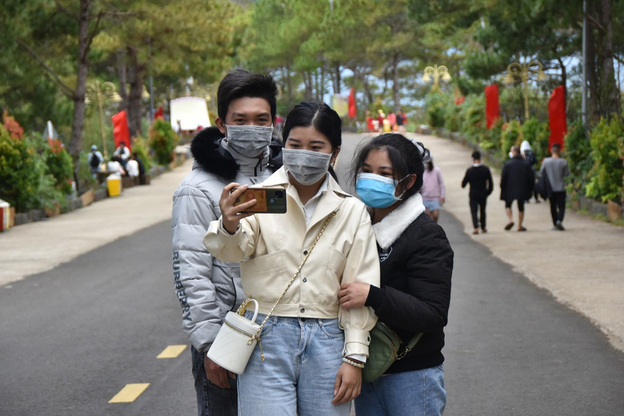 Bạn Lê Thị Hà (đứng trước, ở phường Hoa Lưu, TP. Pleiku) chọn Biển Hồ để cùng vui chơi với bạn bè sau những ngày học căng thẳng- Đức Thụy