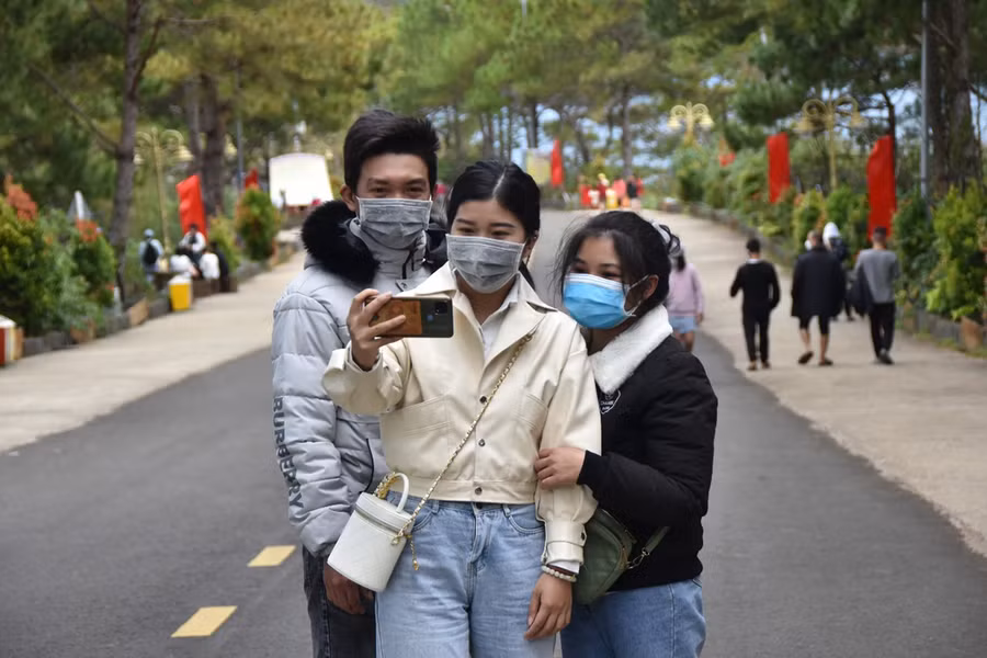 Bạn Lê Thị Hà (đứng trước, ở phường Hoa Lưu, TP. Pleiku) chọn Biển Hồ để cùng vui chơi với bạn bè sau những ngày học căng thẳng- Đức Thụy