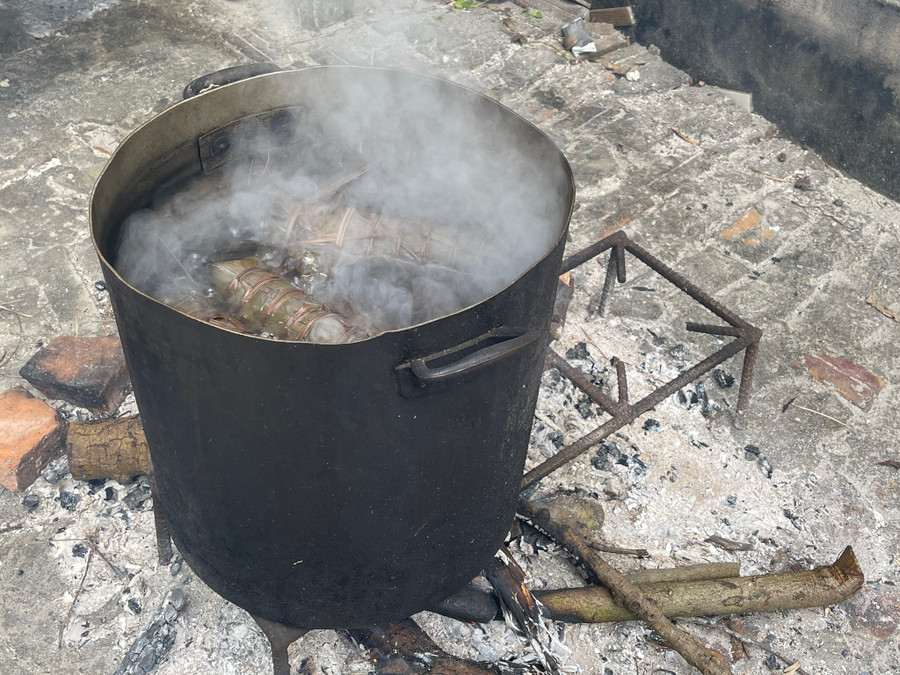 Nhà nội tôi thì nấu bánh từ sớm để có bánh tét kịp cúng mâm cơm tất niên đón ông bà về ăn tết. Ảnh: Hoa Nữ