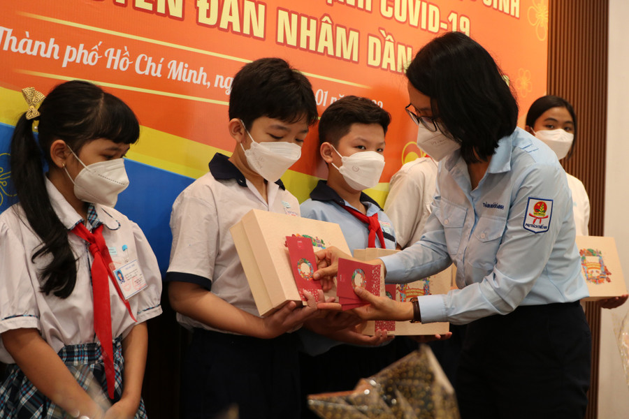 Trao quà tết, kèm phần hỗ trợ học tập cho 140 bạn nhỏ mồ côi cả cha và mẹ do dịch bệnh Covid-19. Ảnh: Lê Thanh