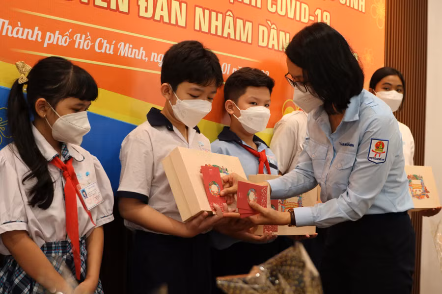 Trao quà tết, kèm phần hỗ trợ học tập cho 140 bạn nhỏ mồ côi cả cha và mẹ do dịch bệnh Covid-19. Ảnh: Lê Thanh
