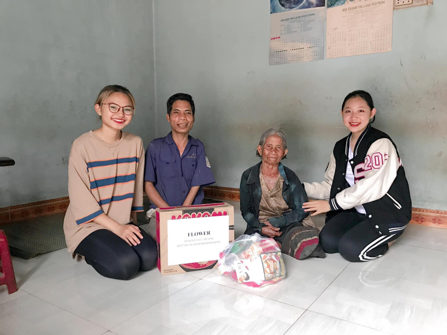 Các phần quà đều do Trang (bìa phải) tự tay chuẩn bị. Ảnh: NVCC