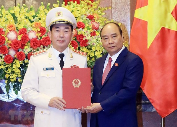 Chủ tịch nước Nguyễn Xuân Phúc trao Quyết định thăng cấp bậc hàm từ Trung tướng lên Thượng tướng đối với Thứ trưởng Bộ Công an Trần Quốc Tỏ. (Ảnh: Thống Nhất/TTXVN) Chủ tịch nước Nguyễn Xuân Phúc trao Quyết định thăng cấp bậc hàm từ Trung tướng lên Thượng tướng đối với Thứ trưởng Bộ Công an Trần Quốc Tỏ. (Ảnh: Thống Nhất/TTXVN)