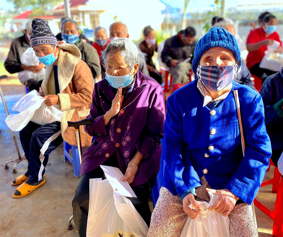 Bà Phạm Thị Cứu (75 tuổi; bìa phải) cảm động trước tình cảm mà cố ca sĩ Phi Nhung và gia đình dành cho những hoàn cảnh kém may mắn tại Trung tâm Bảo trợ xã hội tổng hợp tỉnh. Ảnh: Mộc Trà