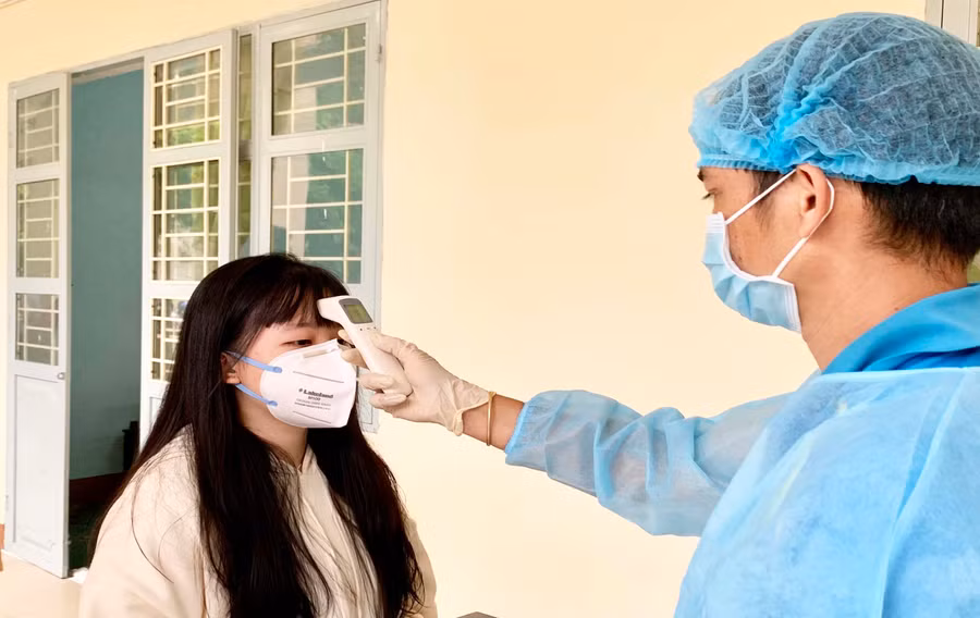 Khám sàng lọc sức khỏe cho học sinh trước khi tiêm vắc xin phòng Covid-19. Ảnh: Như Nguyện