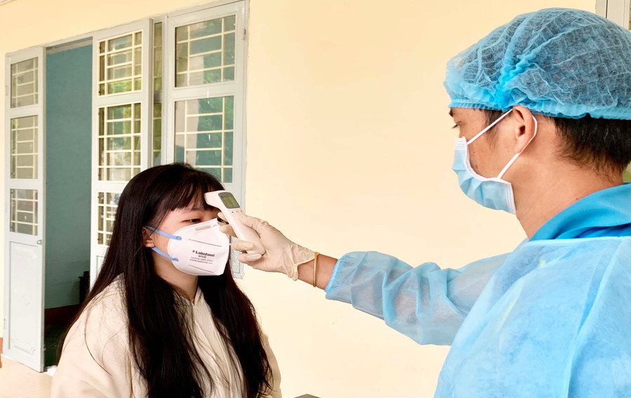 Khám sàng lọc sức khỏe cho học sinh trước khi tiêm vắc xin phòng Covid-19. Ảnh: Như Nguyện