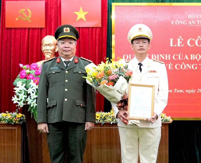 Thừa ủy quyền của Bộ trưởng Bộ Công an, đại tá Nguyễn Hồng Nhật trao quyết định bổ nhiệm thượng tá Lê Xuân Thuỷ giữ chức Phó Giám đốc Công an tỉnh Kon Tum Thừa ủy quyền của Bộ trưởng Bộ Công an, đại tá Nguyễn Hồng Nhật trao quyết định bổ nhiệm thượng tá Lê Xuân Thuỷ giữ chức Phó Giám đốc Công an tỉnh Kon Tum