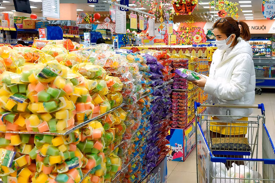  Người dân mua sắm tại Siêu thị Co.op Mart Pleiku. Ảnh: Đức Thụy