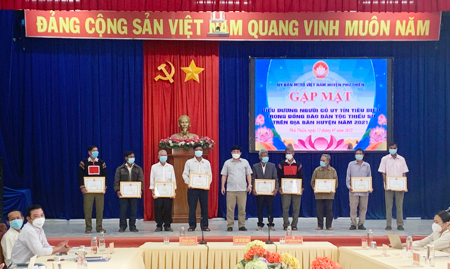 Trao giấy khen của Chủ tịch UBND huyện Phú Thiện cho người có uy tín tiêu biểu. Ảnh: Vũ Chi Chủ tịch UBND huyện Phú Thiện trao giấy khen cho người có uy tín tiêu biểu trên địa bàn. Ảnh: Vũ Chi