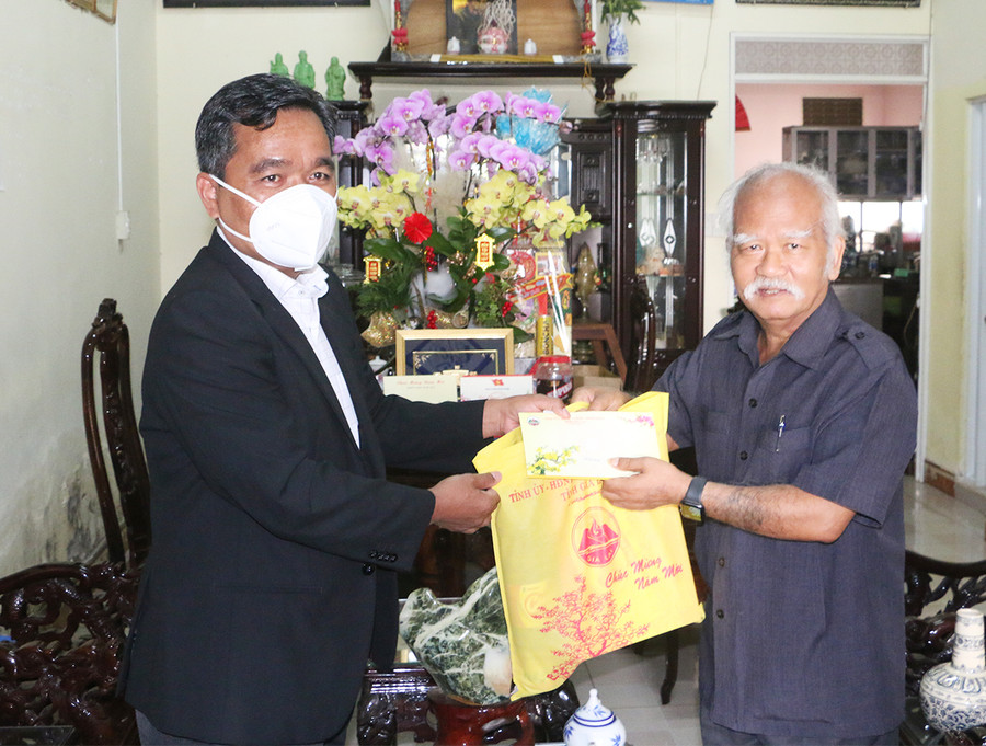 Bí thư Tỉnh ủy Hồ Văn Niên thăm, chúc Tết nguyên Bí thư Tỉnh ủy Ksor Phước. Ảnh: Quang Tấn Bí thư Tỉnh ủy Hồ Văn Niên thăm, chúc Tết nguyên Bí thư Tỉnh ủy Ksor Phước. Ảnh: Quang Tấn