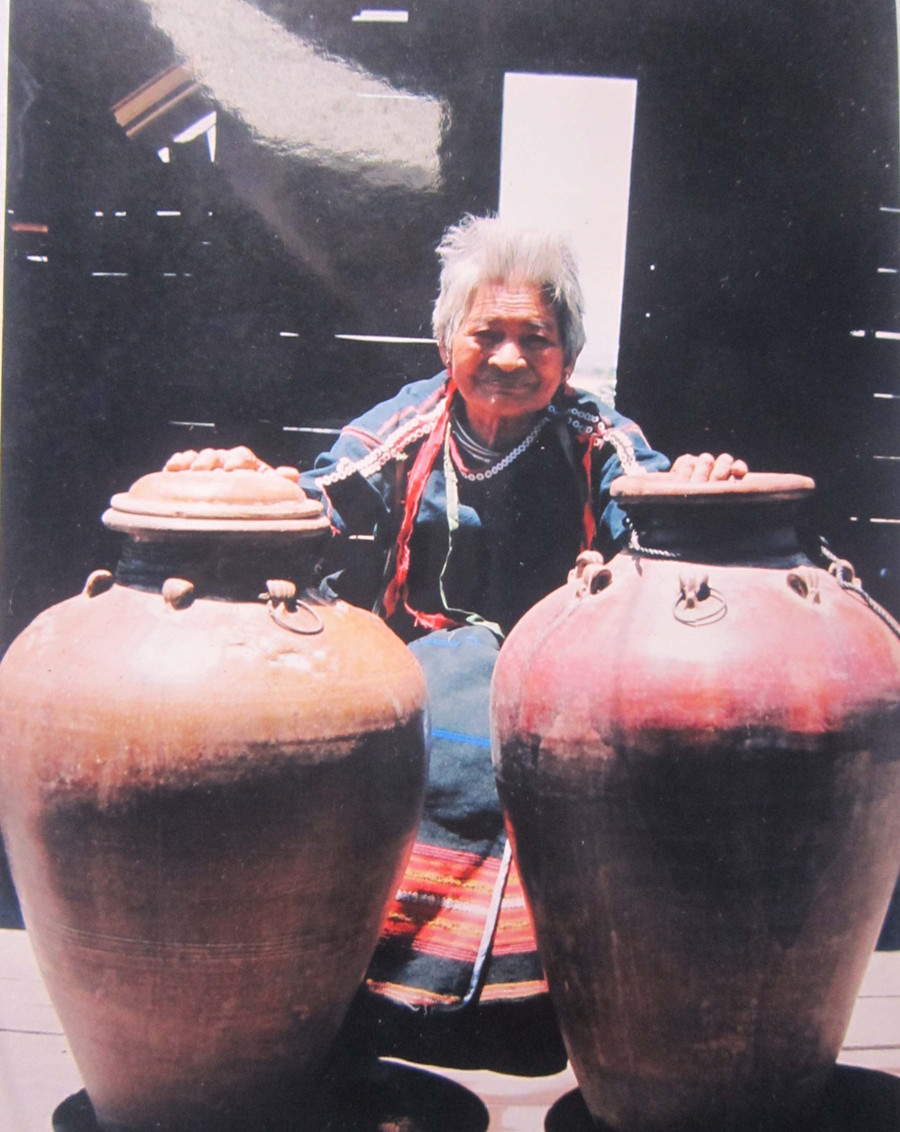 Bà Adon Duâng và đôi ché tok gia bảo. Ảnh: Ngọc Tấn