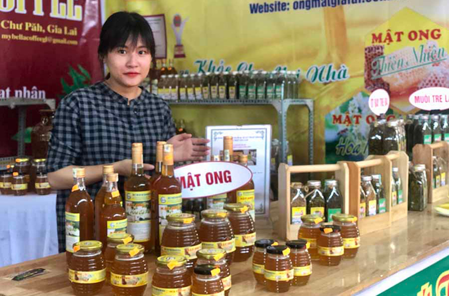 Gian hàng giới thiệu sản phẩm của Công ty TNHH Nuôi và Xuất nhập khẩu ong mật Gia Lai. Ảnh: Thiên Di
