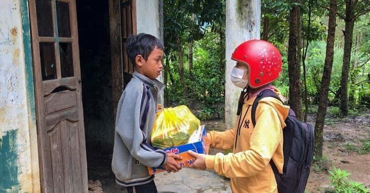 Trang tận tay trao những món quà nhỏ đến những người khó khăn. Ảnh: NVCC