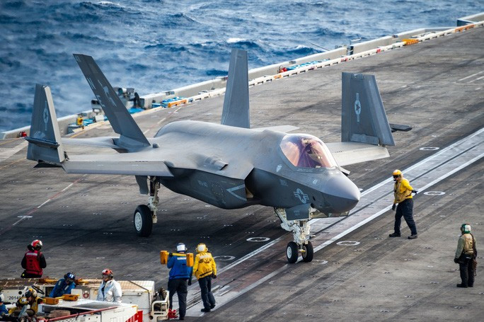 Máy bay F-35C trên tàu sân bay USS Carl Vinson ngày 22-1. Ảnh: Hải quân Mỹ Máy bay F-35C trên tàu sân bay USS Carl Vinson ngày 22-1. Ảnh: Hải quân Mỹ